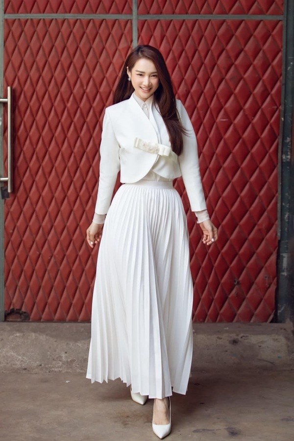 Bà xã Trường Giang thanh lịch với chiếc váy xếp ly trắng phối cùng blazer cách điệu. (Ảnh: FB Nabi Nhã Phương)