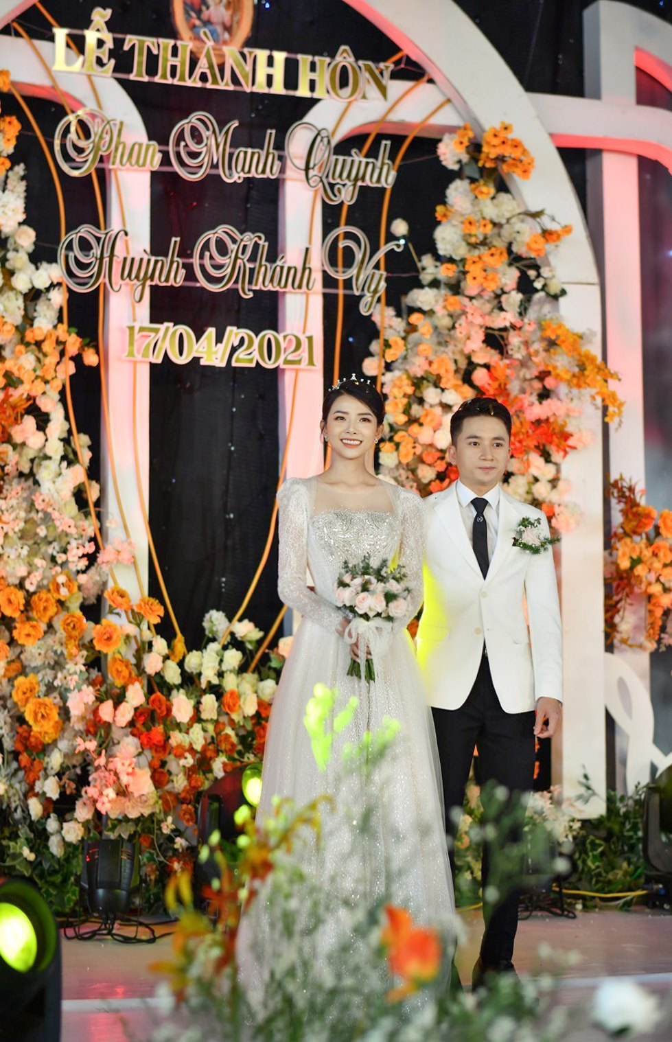 Cận cảnh bộ váy được đính kết thủ công 10.000 viên pha lê của bà xã Phan Mạnh Quỳnh. (Ảnh: NTK Linh Nga)