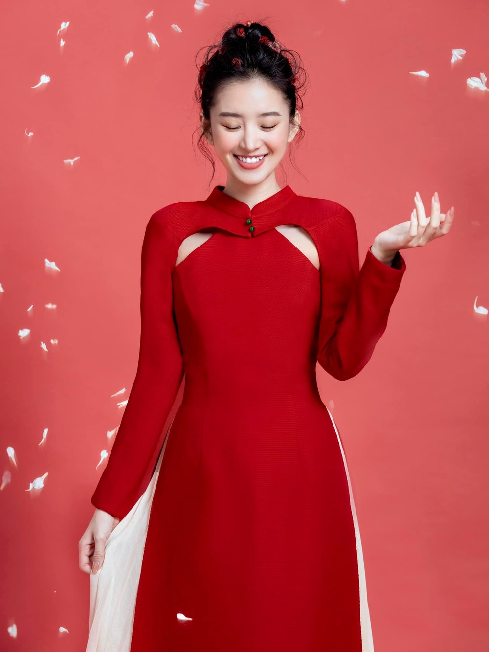 Trâm Ngô rạng rỡ trong bộ áo dài đỏ đậm màu sắc Tết Việt.