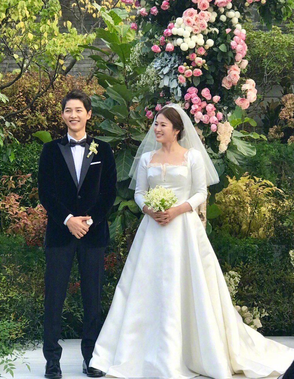Bộ váy cưới kín đáo nhưng vẫn khoe được phần cổ gợi cảm của Song Hye Kyo. (Ảnh: Naver)