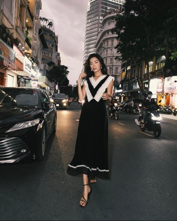 Siêu mẫu Minh Tú đằm thắm, nữ tính với chiếc váy maxi chất liệu nhung đen tuyền đầy thu hút, phần điểm nhất ở cổ với ren trắng khiến outfit thêm phần sang trọng. (Ảnh: minhtu_nguyen)