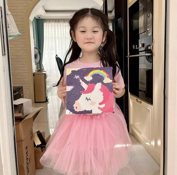 Cô em Yuki lại ghi điểm bởi gương mặt bầu bĩnh đáng yêu. (Ảnh: Instagram doandibang.official)