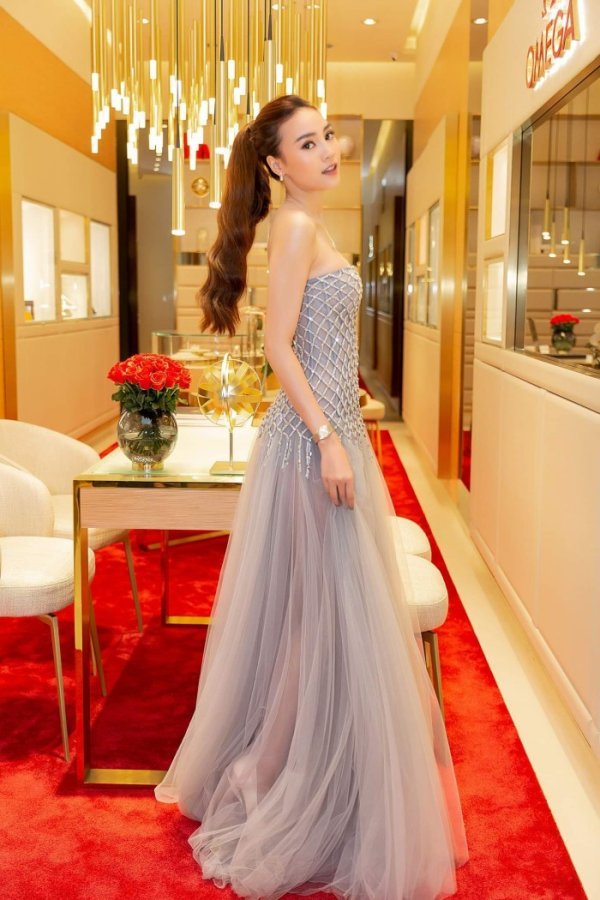 Lan Ngọc hóa thành nàng công chúa trong mẫu váy dạ hội của NTK Nguyễn Công Trí. (Ảnh: FB Ninh Dương Lan Ngọc)