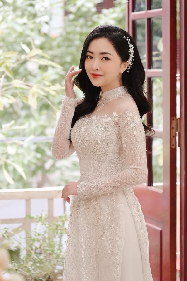 Đi cùng mẫu áo dài sang trọng, cô dâu Hà Trang sử dụng thêm phụ kiện kẹp tóc đính đá để tăng thêm độ nữ tính, bắt mắt hơn cho tổng thể. (Ảnh: NTK Linh Nga)
