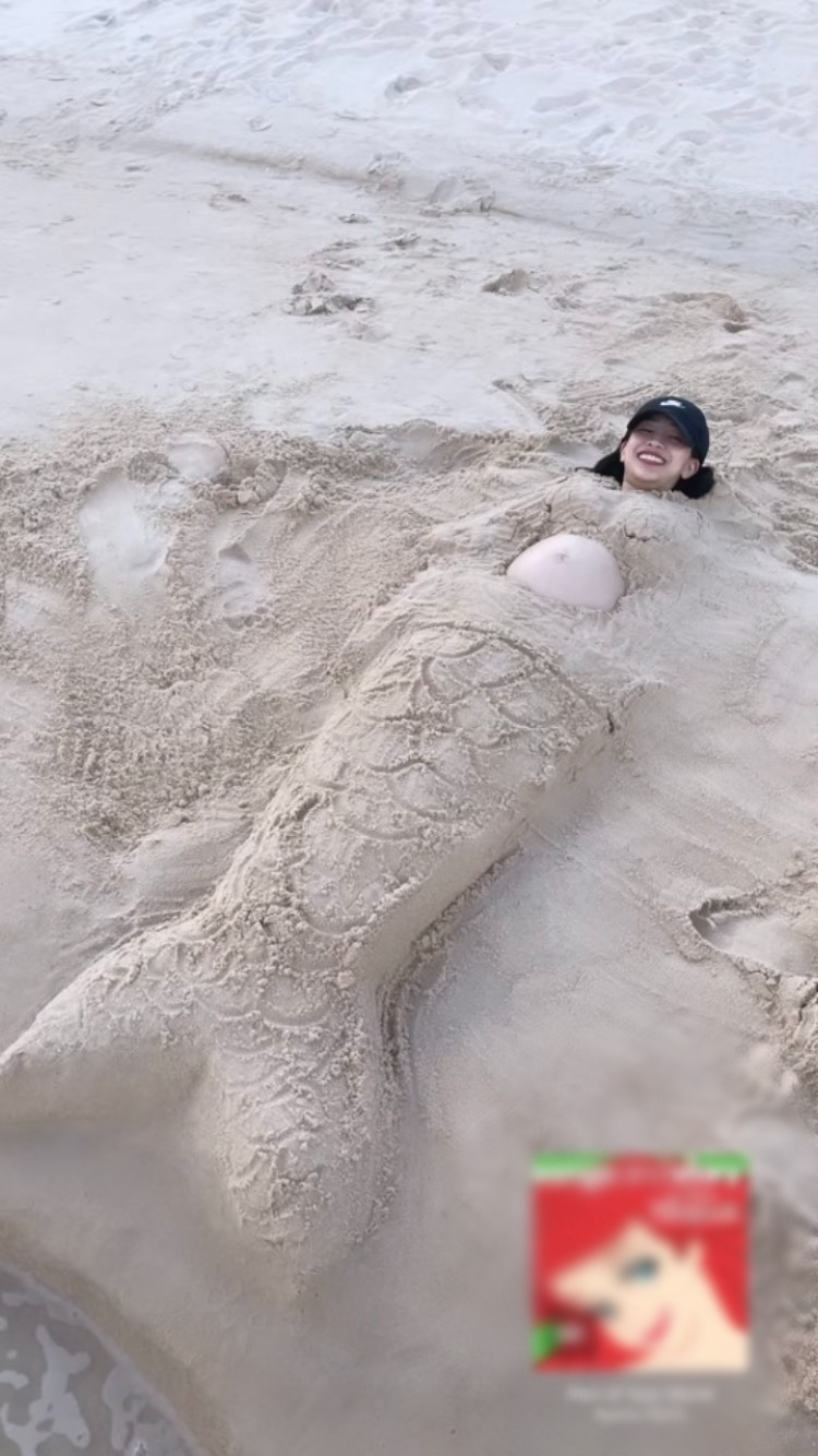 Bà mẹ 1 con nhắng nhít khi tạo hình nàng tiên cá với cát, để lộ bụng bầu khi đi du lịch Phú Quốc.