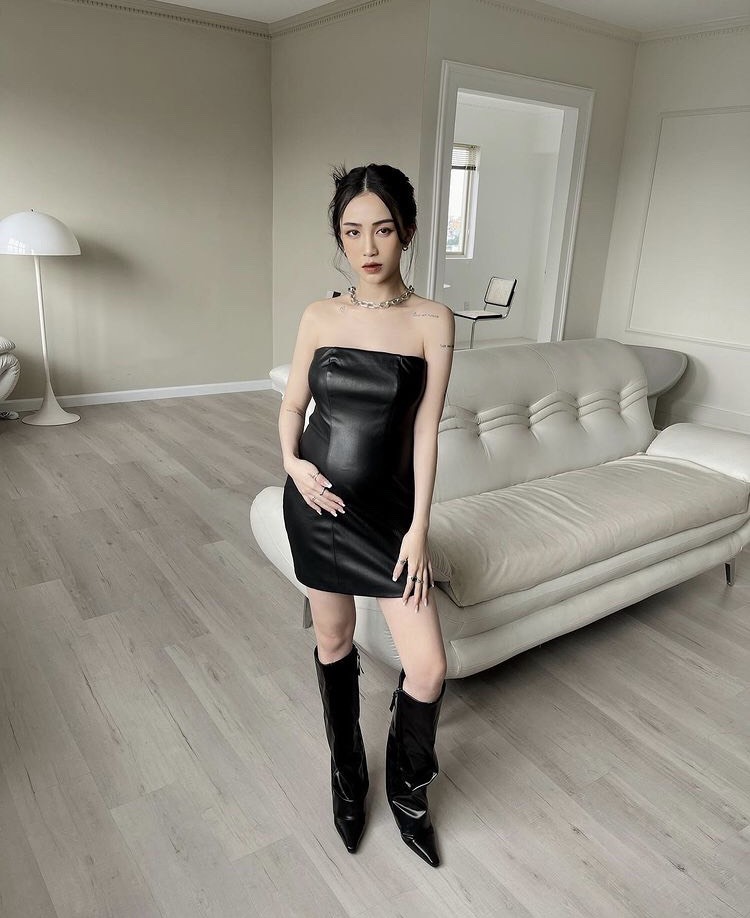 Joyce Phạm khoe vai trần trong set trang phục tông đen mang chất liệu da cá tính.