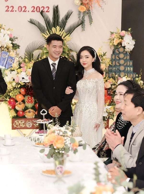 Cô dâu Hà Trang rạng rỡ, xinh đẹp trong thiết kế áo dài cưới đính đá tinh xảo. (Ảnh: Chụp màn hình Đ.H.)
