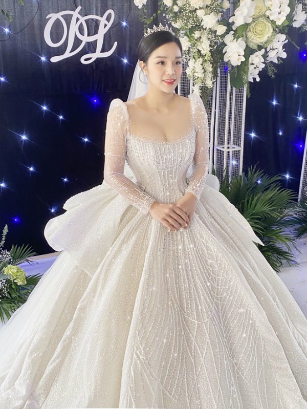 Ngoài ra, Khánh Linh còn sử dụng thiết kế hơn 200 triệu trong tiệc cưới ở quê nhà Hà Tĩnh. (Ảnh: FB Khánh Linh)