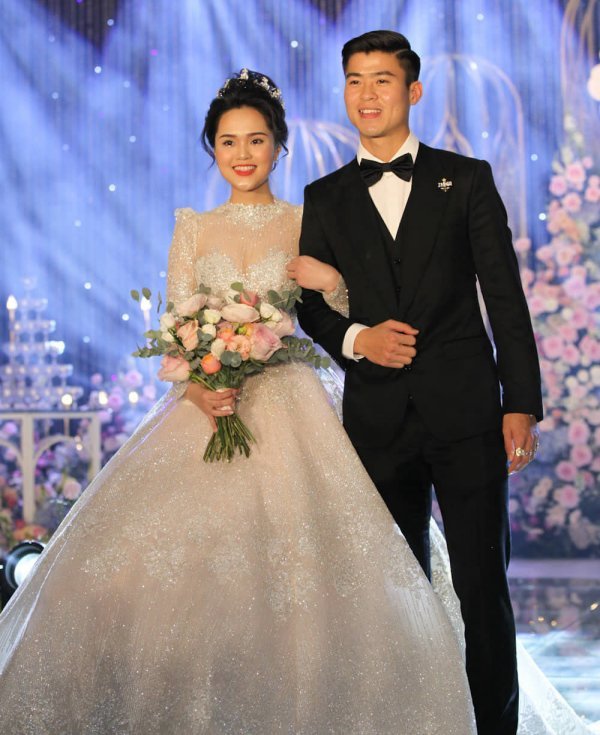 Dáng váy có dáng bung xòe giúp Quỳnh Anh hóa thành nàng công chúa trong hôn lễ bạc tỷ của mình. (Ảnh: FB Duy Mạnh)