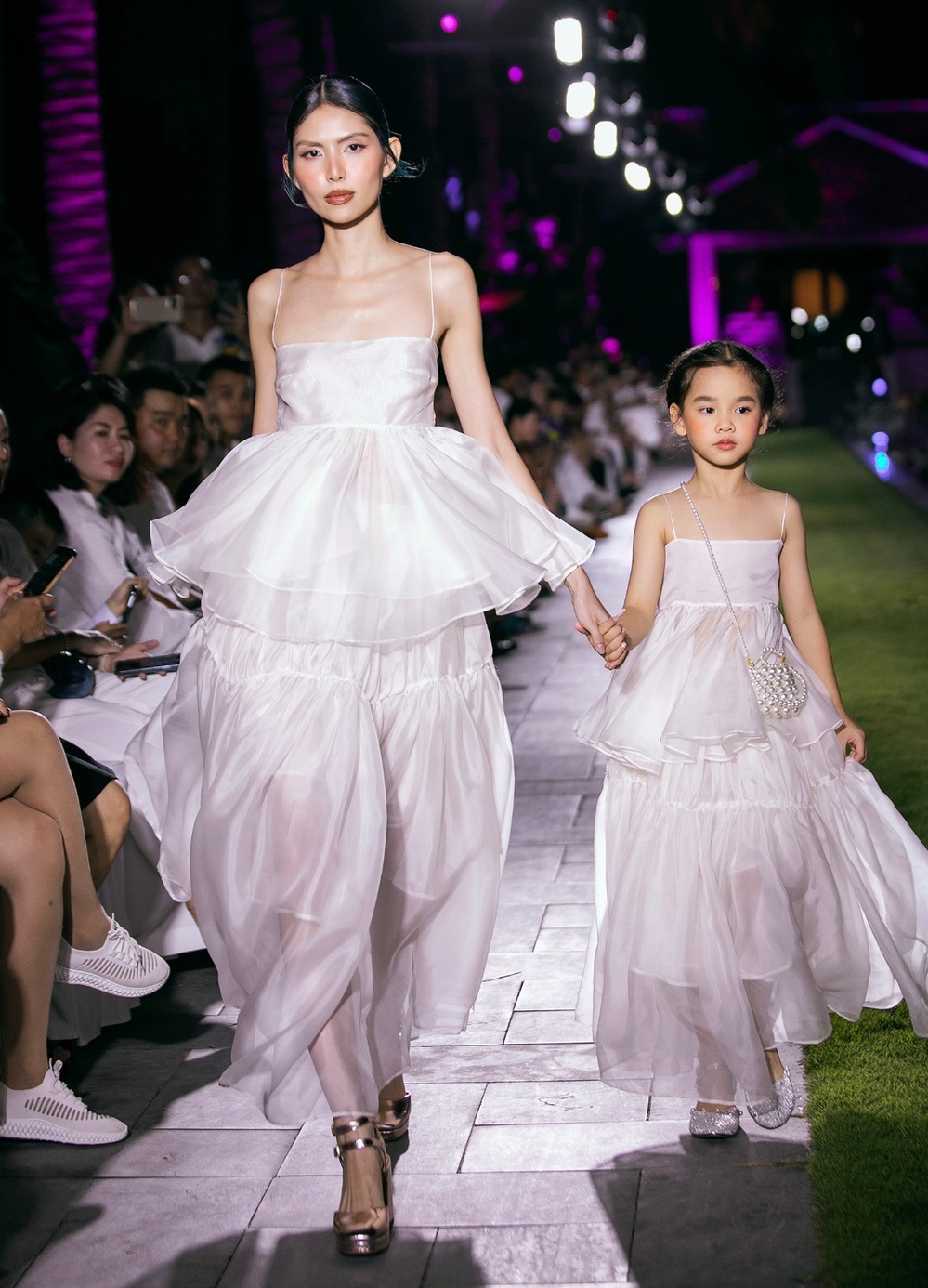 Cao Thiên Trang cùng mẫu nhí trình diễn hút mắt trên sàn runway.