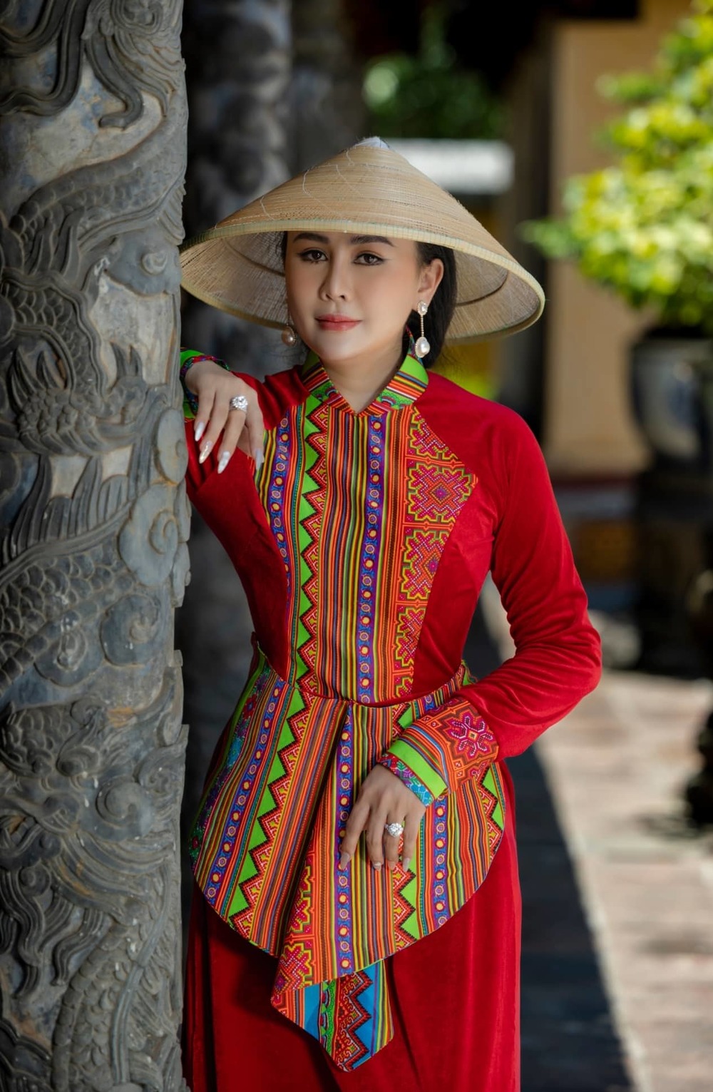 Sự cách điệu ở tà, thân áo dài mang đến một cái nhìn mới mẻ cho trang phục truyền thống.