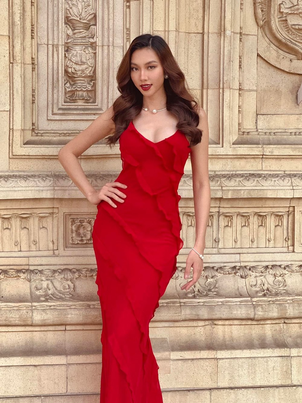 Mặc mẫu váy nổi bật, lên son đỏ Thùy Tiên chiếm trọn spotlight những nơi mình góp mặt. (Ảnh: FB Nguyễn Thúc Thùy Tiên)