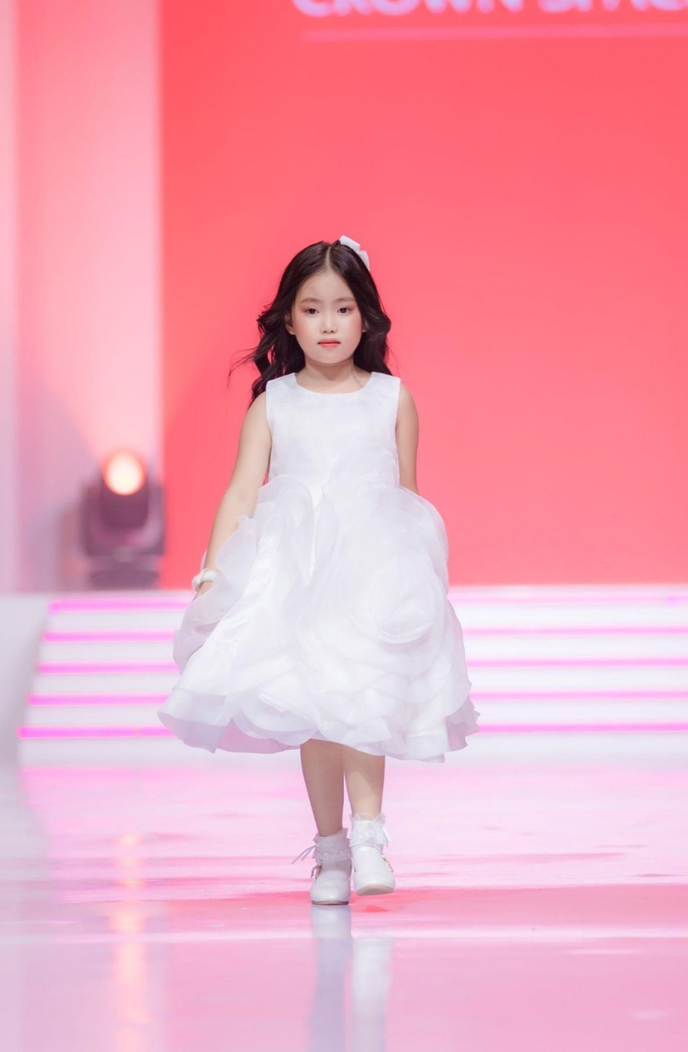 Cô bé Han Chae Yun thể hiện thần thái trên sàn catwalk.
